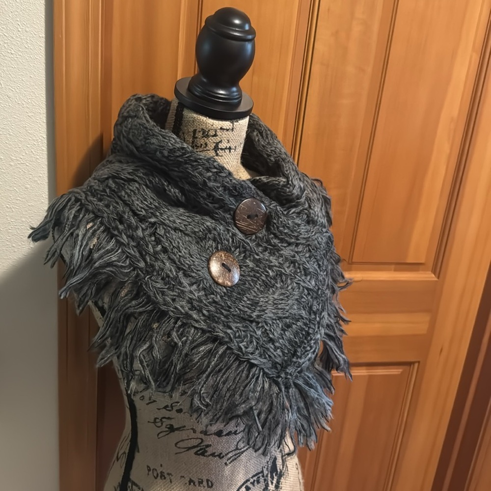 🆕 Chunky Knit Gray/Black Cowl/Scarf with Wooden Like Large Buttons - Picture 4 of 14